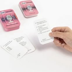 Kikkerland Pop Culture Trivia - Pubquiz - 50 Vragen - Spel Voor Onderweg -kaartspellen Verkoopwinkel 550x481 5