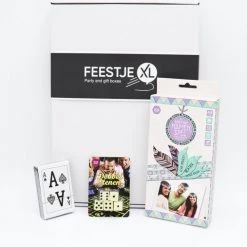 FeestjeXL Feestje Cadeau Box - Spelletjes Avond - Verjaardag En Cadeau Doos Voor Vrouwen En Mannen- Spelletjes Pakket Met Het Namen Spel - Dobbel Stenen - Speel Kaarten