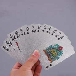 LuxeBass 24K Zilver Speelkaarten Plastic Poker Game Dek Folie Poken Pack Magische Kaarten Waterdichte Kaart Geschenkcollectie Gokken Bordspel - Pokerkaarten - Drankspel Kaarten -kaartspellen Verkoopwinkel 550x516
